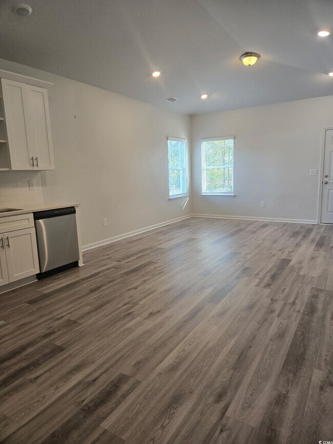 Building Photo - 2027 6th Ave