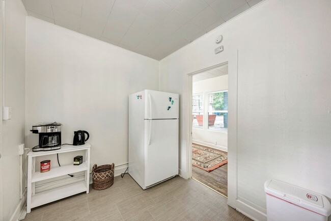 Building Photo - Charming Fully Furnished Studio in the Hea...