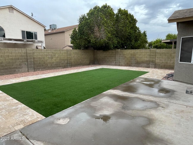 Building Photo - 5222 W Fairview St