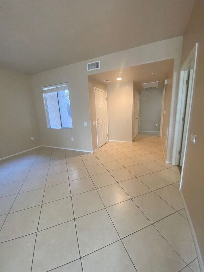 Building Photo - One bedroom Townhome with attached garage!