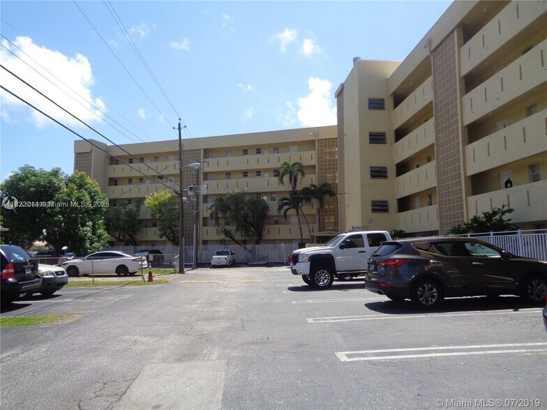 Building Photo - 2690 SW 22nd Ave