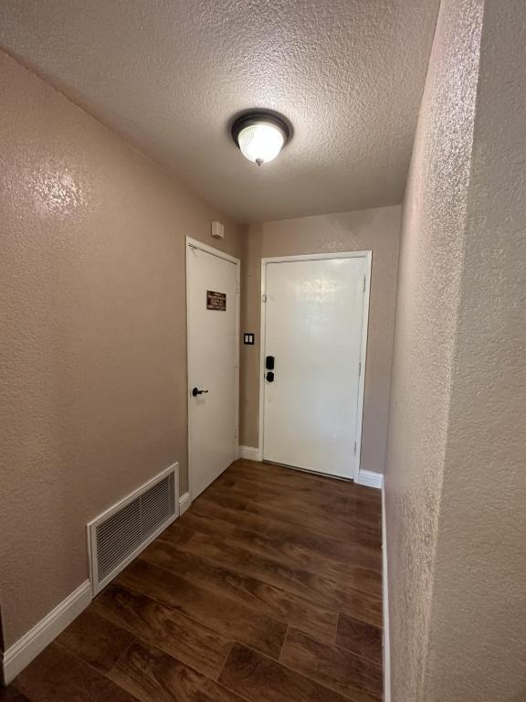 Building Photo - 6601 Lindbrook Way