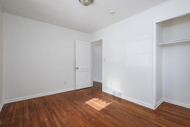 Building Photo - 621 E Meyers Ave