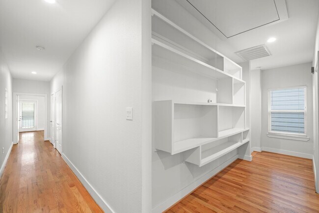 Building Photo - 206 Burr St