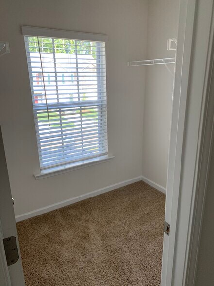 Master Closet - 6115 Guildford Hill Ln