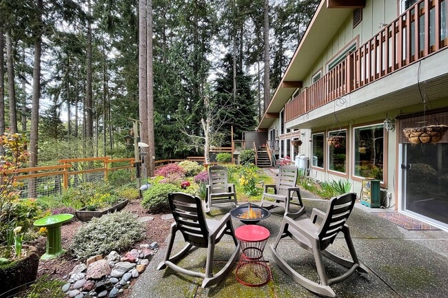 Building Photo - Fully Furnished Home