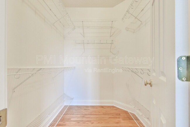 Building Photo - 894 Oak Pointe Dr