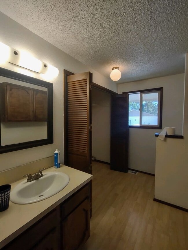 Building Photo - Large 2+ bedroom 2.5 bath home with large ...