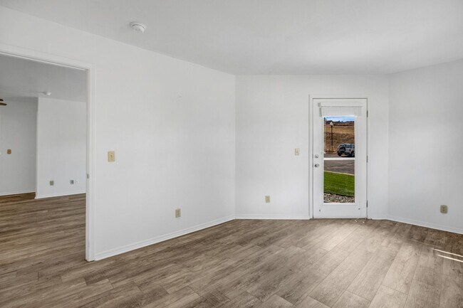 Building Photo - Beautiful Ground Floor Burro Ranch Condo!