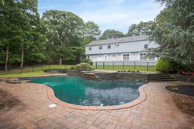 Building Photo - 12 N Ridge Rd