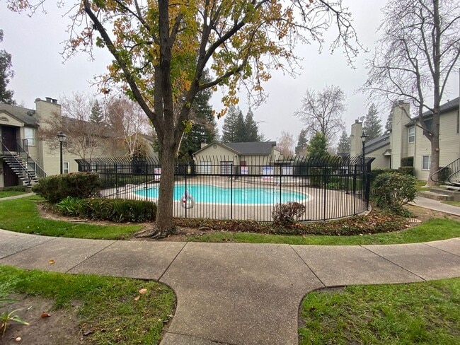 Building Photo - Updated 2 Bedroom Townhome