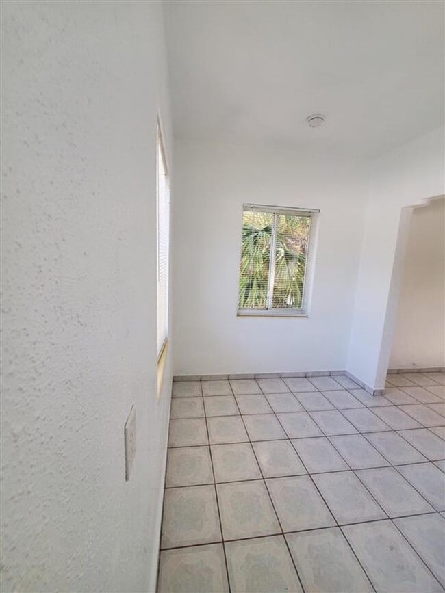 Building Photo - 965-975-975 Biarritz Dr