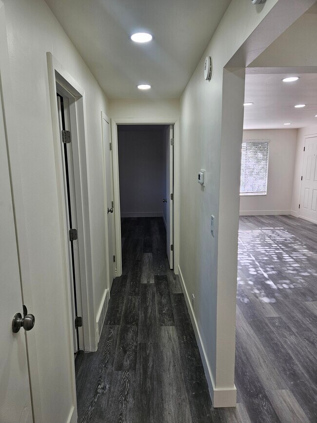 Building Photo - Roy Duplex