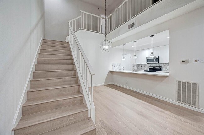 Building Photo - 1112 Bering Dr