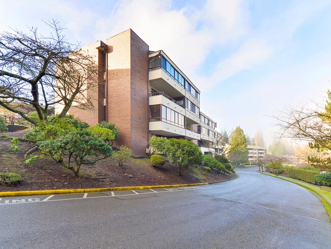 Building Photo - South Seattle - Amazing Views - Top Floor ...