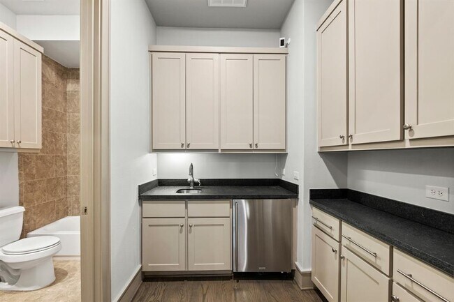 Building Photo - 1405 Lake Pointe Pkwy