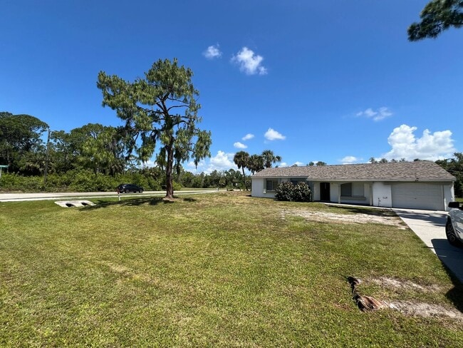 Building Photo - AVAIL 10/15 -- $1,250 ** Annual ** 3 Bed /...