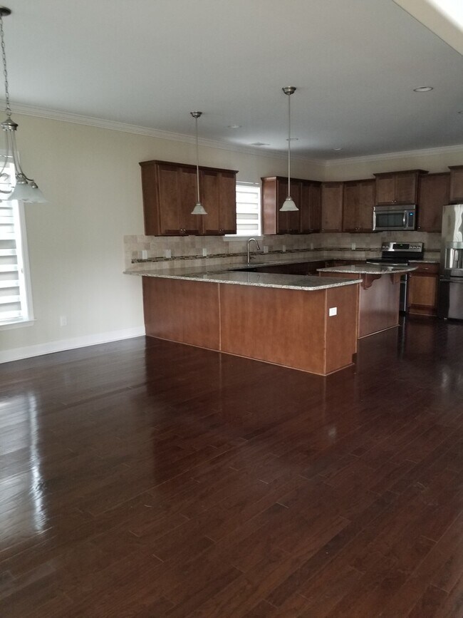 Building Photo - Spacious 6 bedroom, 4 bathroom home!