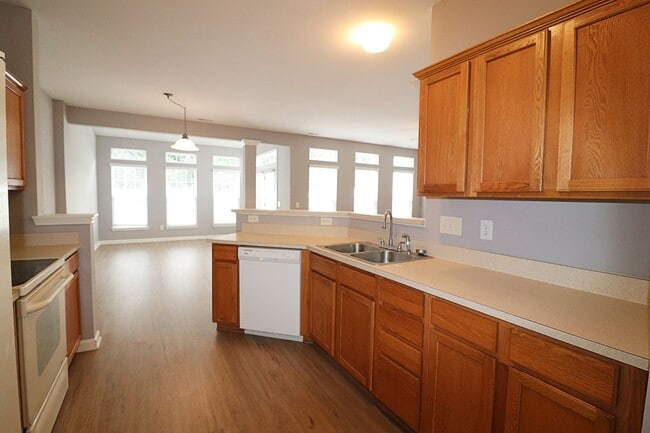 Building Photo - Great 3 Bed 2.5 bath townhome in Sunset Po...