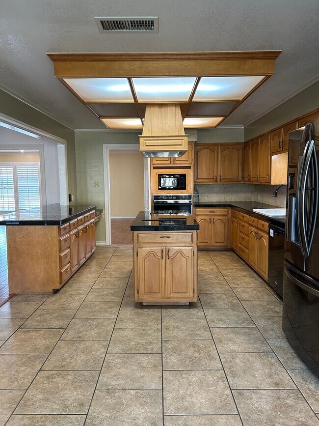 Building Photo - Beautiful Large Family Home!!!