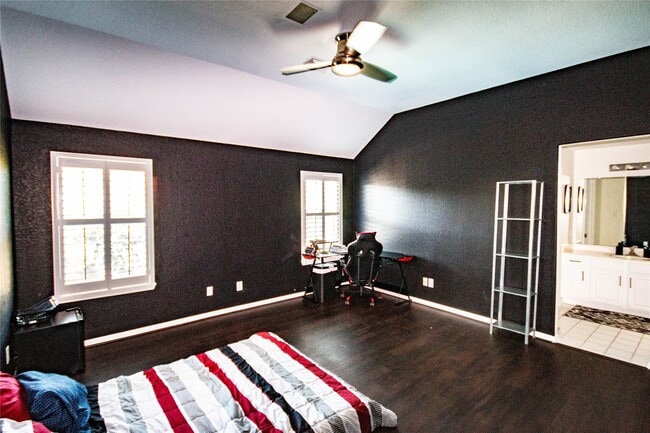 Building Photo - 5810 Parkdale Ct