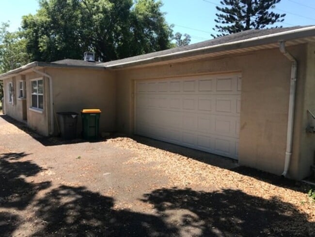 Building Photo - 2 BR/2 BA Beautifully Updated Home in Semi...