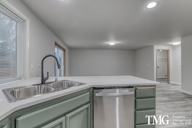 Building Photo - Spacious 4 Bedroom/2.5 Bath Hazell Dell Home!