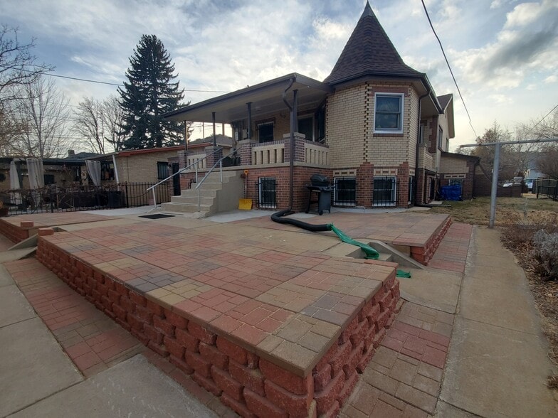 Back yard patio view / clothes line / garden - 3948 Julian St