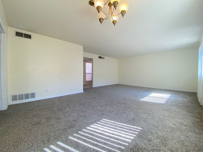 Building Photo - West El Paso 4 bed refrig A/C Home!