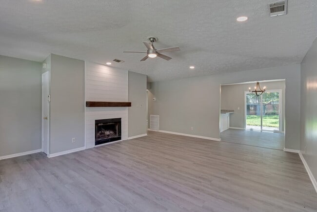 Building Photo - Nicely Renovated Ranch in Richmond Hill with Hard Surface Floors Throughout