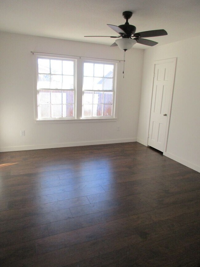 Building Photo - Beautiful 4/3 House for Rent in Lampasas, TX