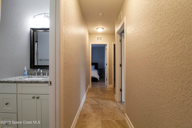 Building Photo - 827 Glenmore Cir
