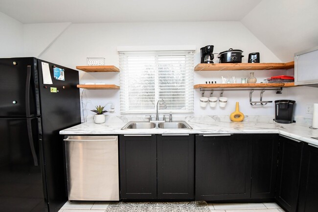 Building Photo - Cozy & Fully Furnished 1-Bedroom Near Sanf...