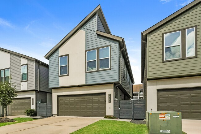 Building Photo - 18326 W Centro Cir