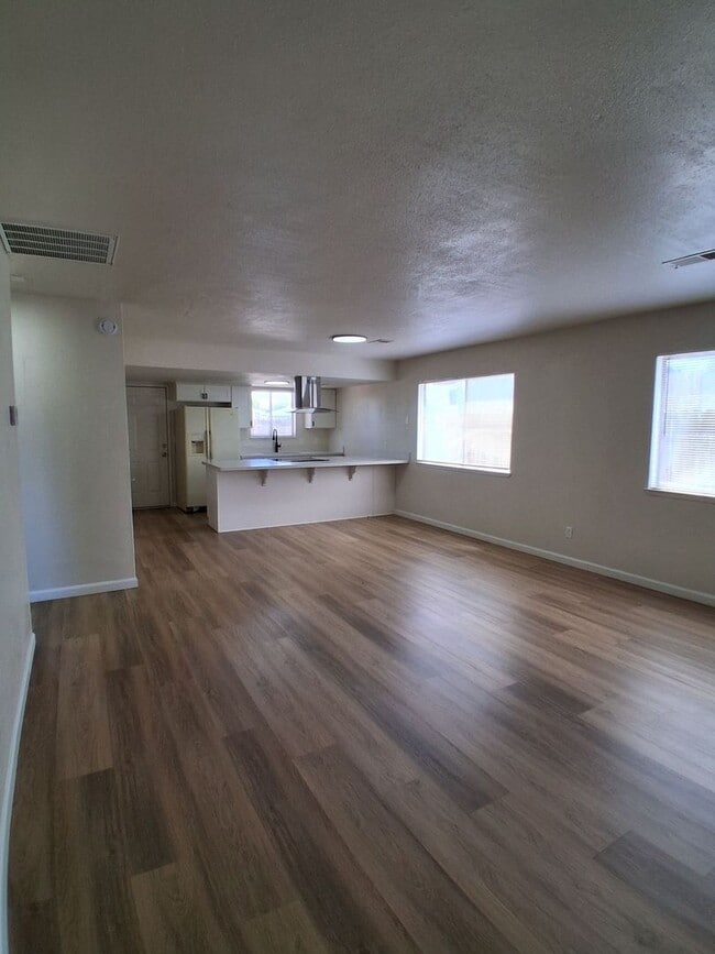 Building Photo - 546/550 E Polk St