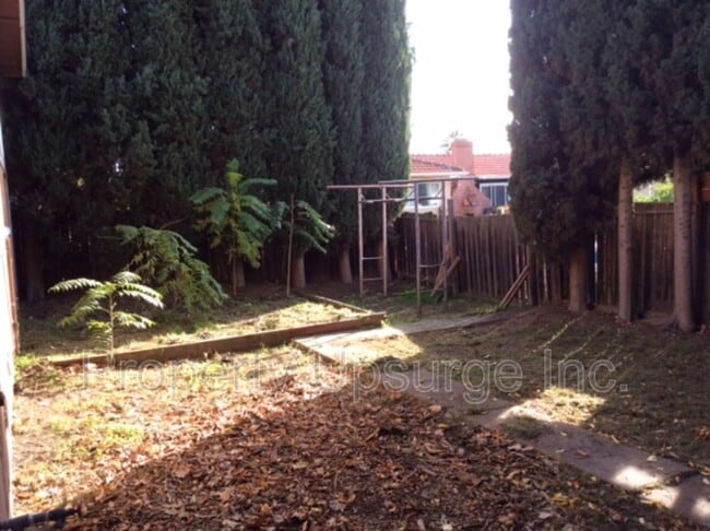 Building Photo - 209 W 10th St