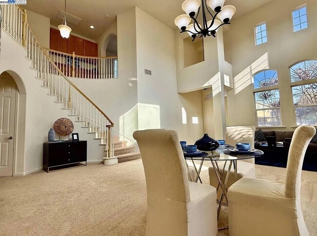 Building Photo - 3017 Roslyn Dr