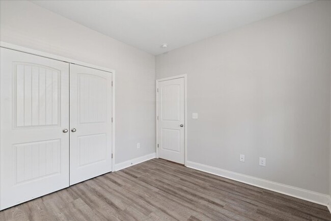 Building Photo - Beautiful 4 Bedroom Townhome in SE Raleigh!