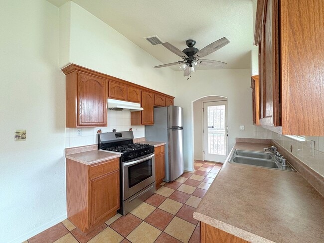 Building Photo - East El Paso 3 bed Refrig A/C