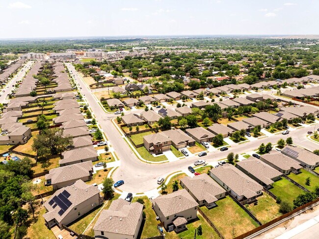 Building Photo - 4 Bedroom Corner Lot Rental with Spacious ...