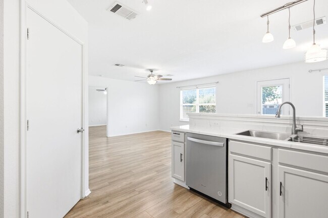 Building Photo - Charming 3 bedroom Home in Hutto!