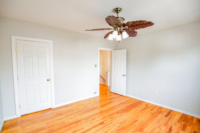 Building Photo - 2553 E Somerset St