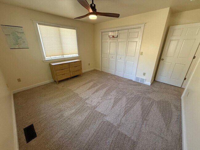 Building Photo - 3 Bed 2 Bath Large Beautiful Home