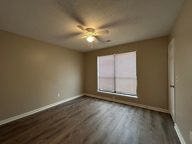 Building Photo - 923 E Estates Blvd