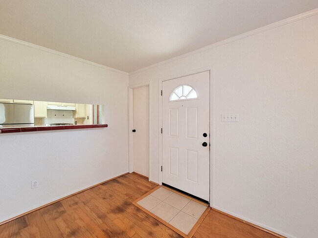 Building Photo - This corner unit is great because being on the end unit is more private and there are no condo's ...