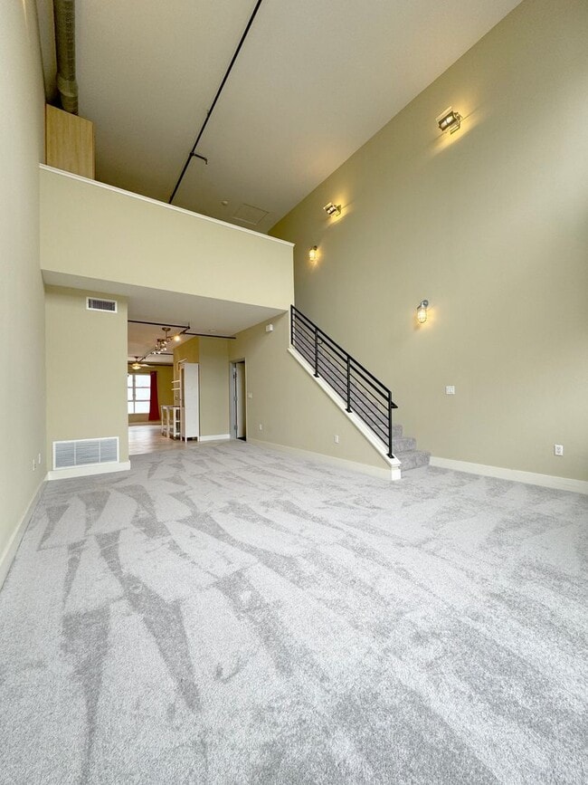 Building Photo - Live & Work Industrial Art Loft with Two C...