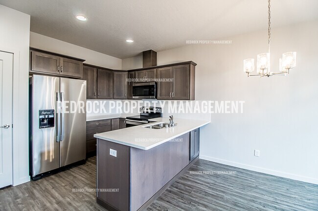 Building Photo - 303 Woodlawn Ln