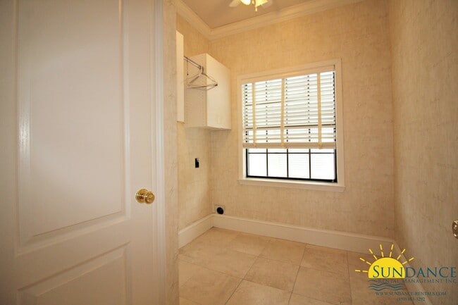 Building Photo - Stunning 3 Bedroom Waterfront Unit in Fort Walton!
