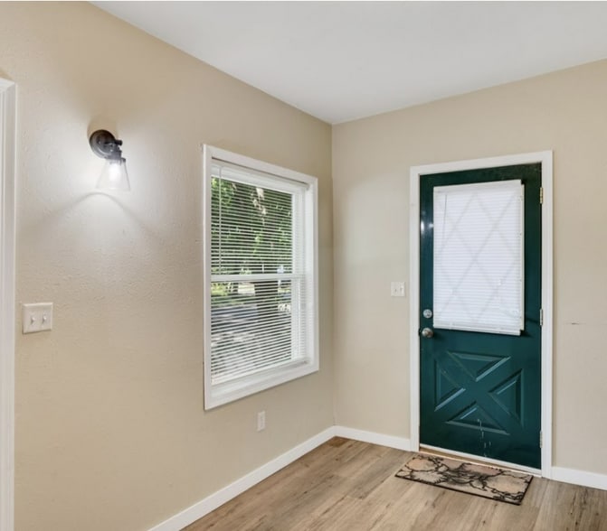 Building Photo - 1128 6th St S