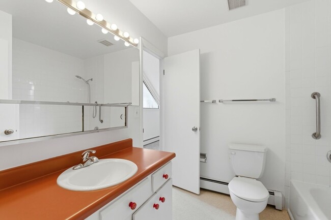 Building Photo - Beautiful 5-bed, 3.5 bath townhome steps from hiking trails and West Pearl St